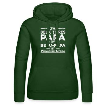 Ich habe zwei Titel: Papa und Stiefvater - Frauen Kapuzen Sweater von Russell - Flaschengrün - Vorne - Liana (172cm)