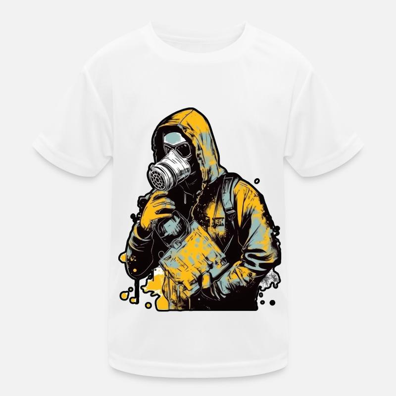Kapuzenfrau trägt eine Gesichtsmaske mit einem gelben Kinder Funktions-T-Shirt