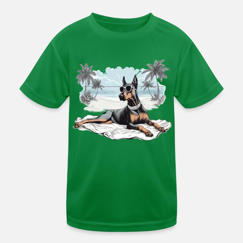 Dobermann mit Sonnenbrille am Strand Kinder Funktions-T-Shirt