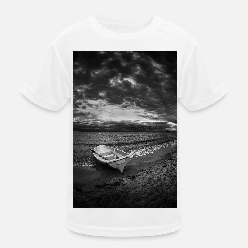 Ein Boot an einem dunklen Ufer Kinder Funktions-T-Shirt