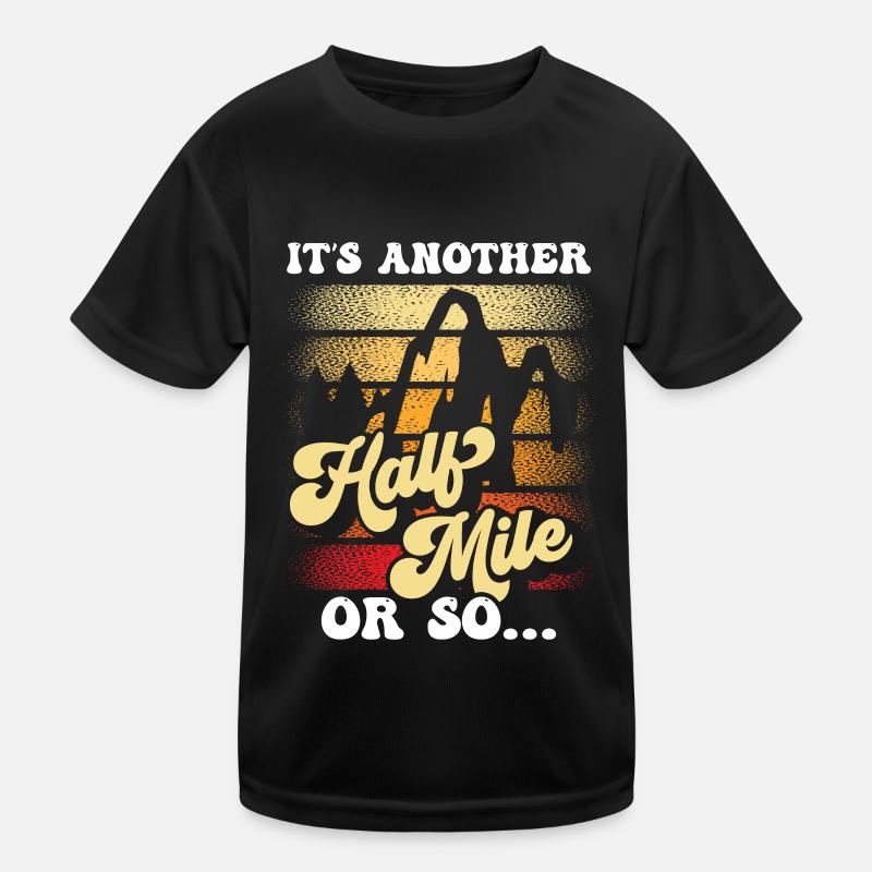 Es Ist Noch Eine Halbe Meile Oder So Wanderung Kinder Funktions-T-Shirt