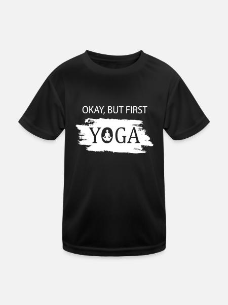 Okay but first Yoga - Kinder Funktions-T-Shirt - Schwarz - Vorne