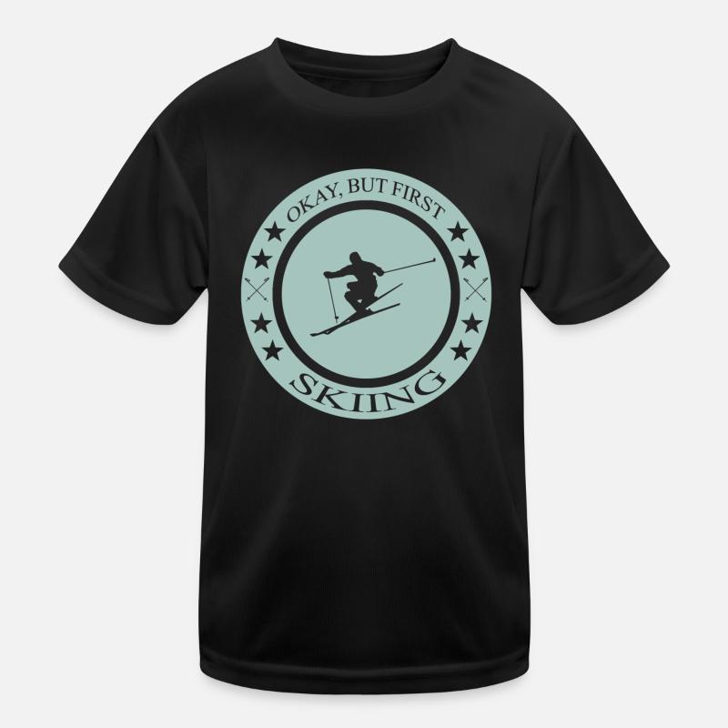 Okay but first skiing Kinder Funktions-T-Shirt