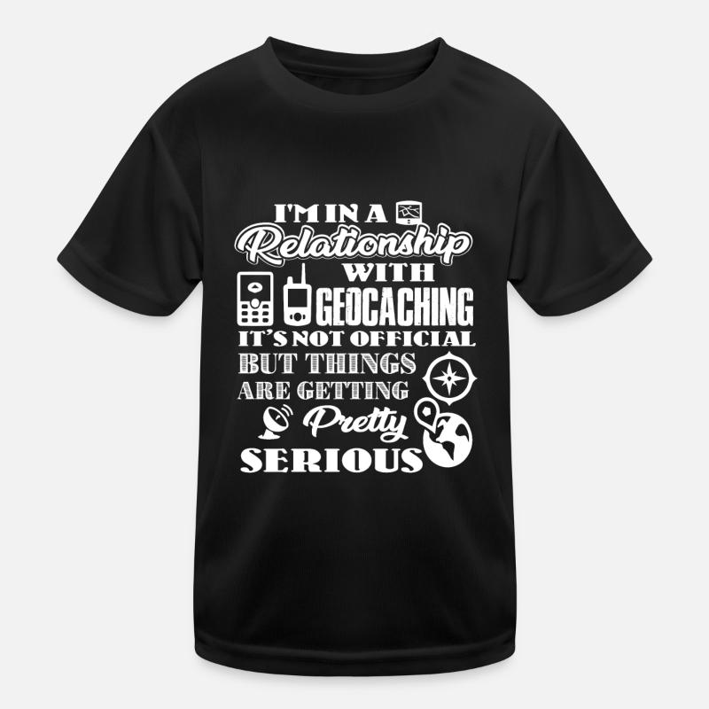 Geocaching Ich bin in einer Beziehung mit Geocaching - Kinder Funktions-T-Shirt - Schwarz