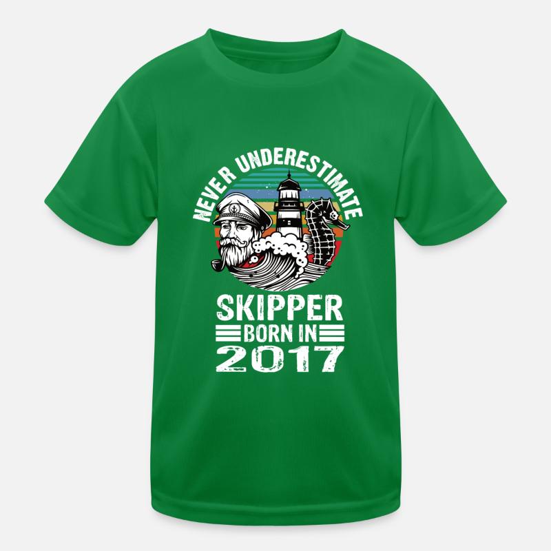 Never Underestimate Skipper born in 2017 Kinder Funktions-T-Shirt