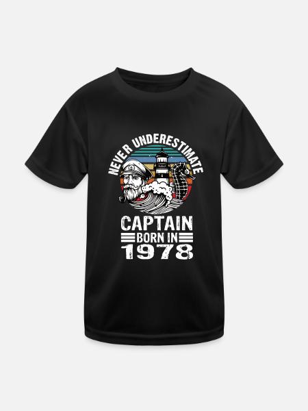 Never Underestimate Captain born in 1978 - Kinder Funktions-T-Shirt - Schwarz - Vorne