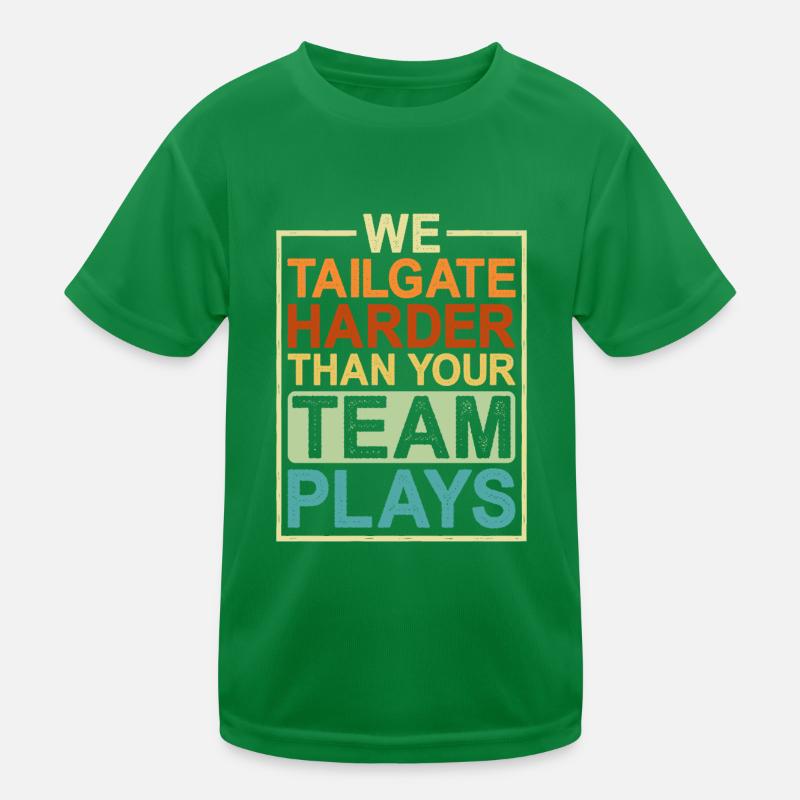 We Tailgate Harder Than Your Team Plays Kinder Funktions-T-Shirt