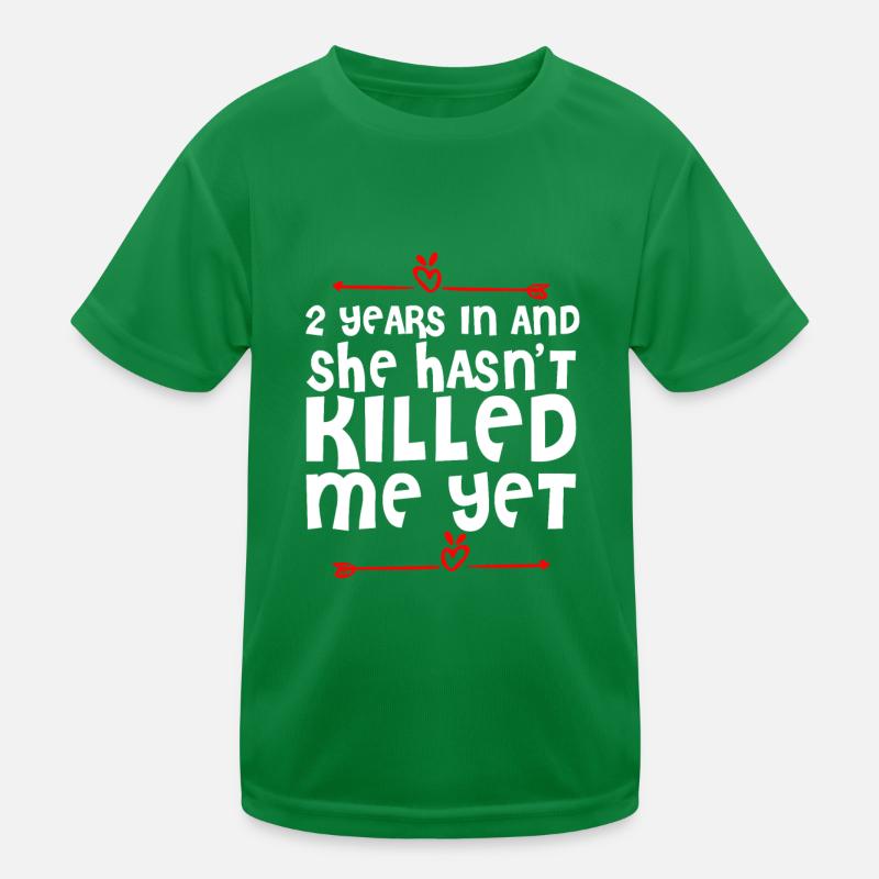 2 Years In And She Hasn't Killed Me Yet Kinder Funktions-T-Shirt