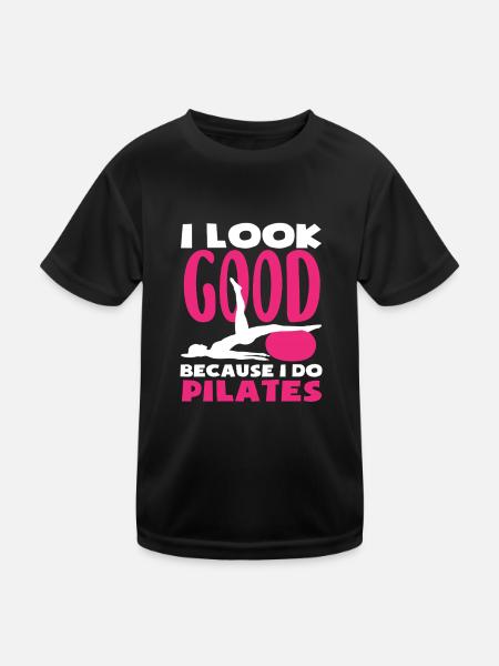 Pilates: Ich Sehe Gut Aus Weil Ich Pilates Mache - Kinder Funktions-T-Shirt - Schwarz - Vorne