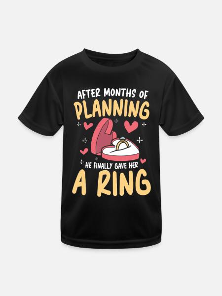 After Months of Planning He Gave Her A Ring - Kinder Funktions-T-Shirt - Schwarz - Vorne