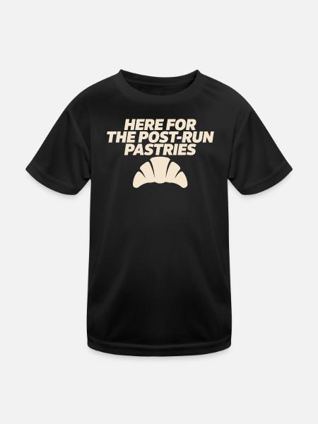 Hier für das Post-Run Pastries Run Club-Abzeichen Shir - Kinder Funktions-T-Shirt - Schwarz - Vorne