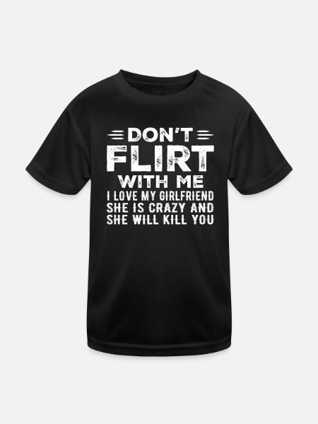 Flirte nicht mit mir, ich liebe meine Freundin - Kinder Funktions-T-Shirt - Schwarz - Vorne