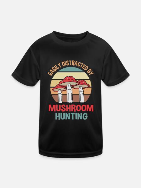 Lustiger Spruch „Abgelenkt durch Pilze“ - Kinder Funktions-T-Shirt - Schwarz - Vorne