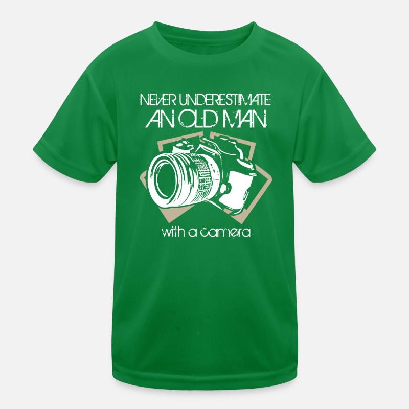 Never Underestimate An Old Man with a Camera Kinder Funktions-T-Shirt