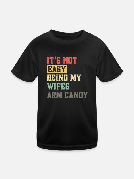 Its not easy being my wifes arm candy - Kinder Funktions-T-Shirt - Schwarz - Vorne