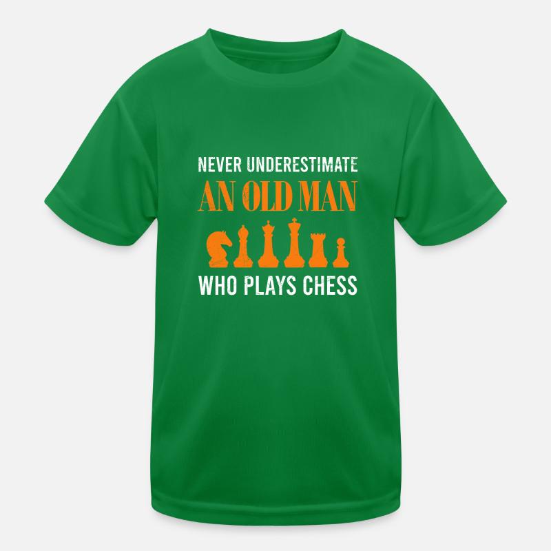 Never underestimate an old man who plays Chess Kinder Funktions-T-Shirt