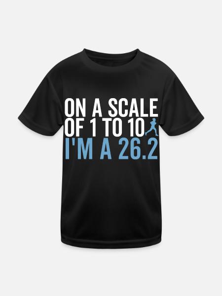 Auf einer Skala von 1 bis 10 bin ich ein 26.2 - Kinder Funktions-T-Shirt - Schwarz - Vorne
