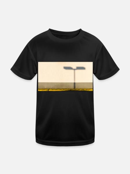 Der Schatten der Straßenlaterne an der Fassade - Kinder Funktions-T-Shirt - Schwarz - Vorne