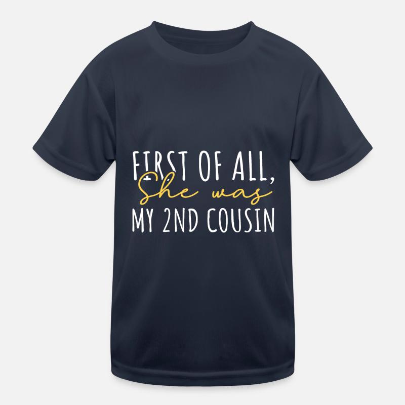 Zunächst einmal war sie meine Cousine 2. Kinder Funktions-T-Shirt