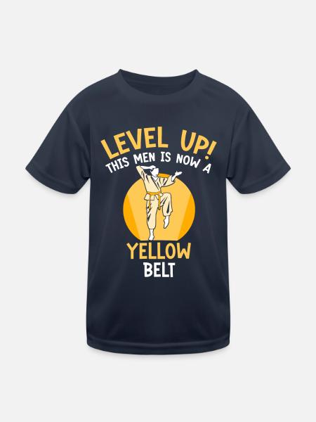 Level Up! This men is now a yellow belt - Kinder Funktions-T-Shirt - Navy