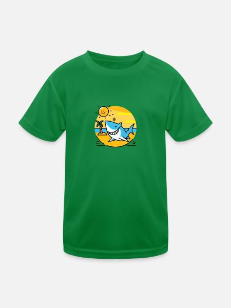 Shark on the beach bathes in the sun - Kids Functional T-Shirt - kelly green - Front
