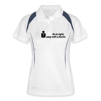 Feel safe at night, sleep with a doctor - Frauen Polo atmungsaktiv - Weiß/Navy - Vorne