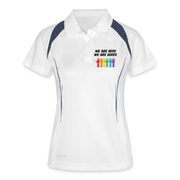 Mois de la fierté LGBT - Nous sommes ici, nous sommes queer - Polo respirant Femme - blanc/marine - Devant