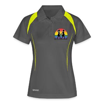 Weibliches Pride Paar vor Pride Sonnenuntergang - Frauen Polo atmungsaktiv - Grau/Limette - Vorne