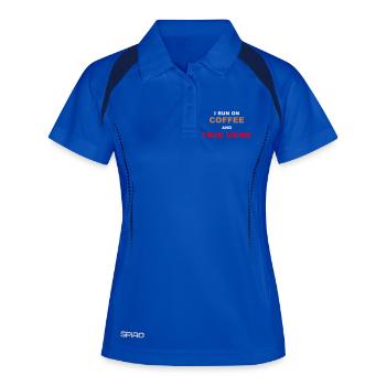 Fan de true crime - Je fonctionne au café et au True Crime Po - Polo respirant Femme - bleu roi/marine - Devant