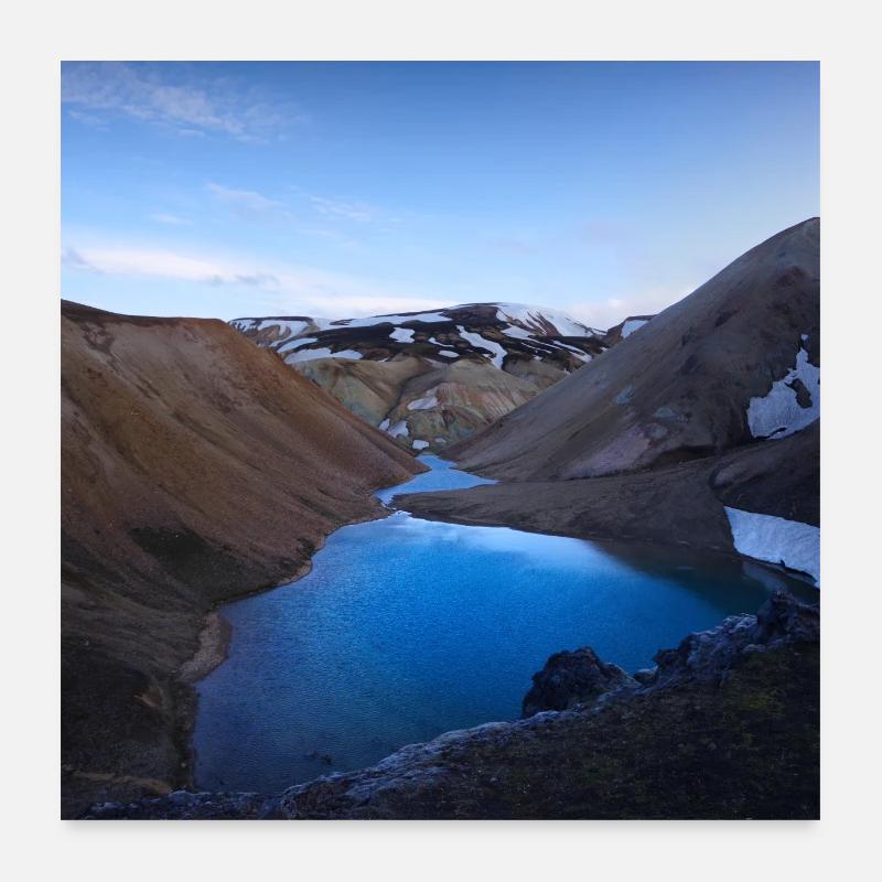 Blauer Bergsee im isländischen Hochland - Poster 60x60 cm - Weiß