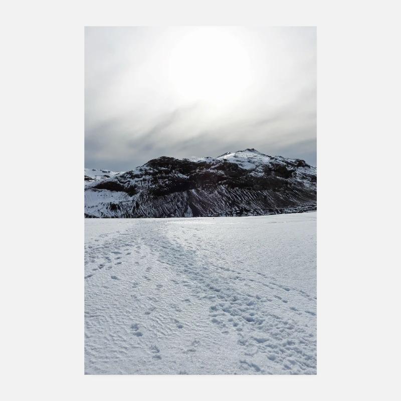 Schneebedeckter Horizont unter blasser Sonne - Poster 20x30 cm - Weiß