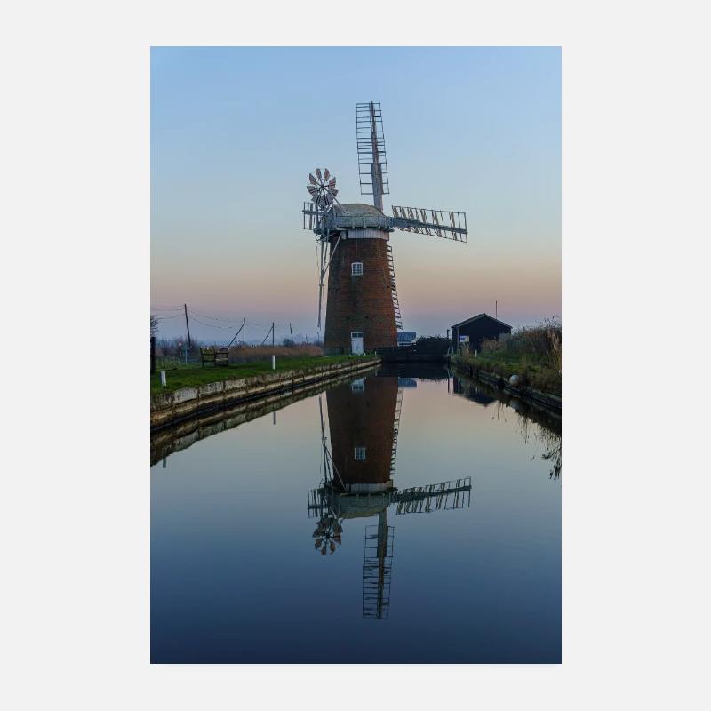Moulin à vent près du canal tranquille Poster 20 x 30 cm