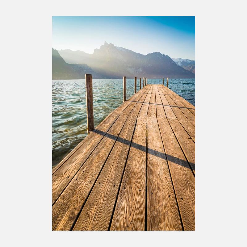 Jetée en bois au lac de la montagne au soleil Poster 20 x 30 cm