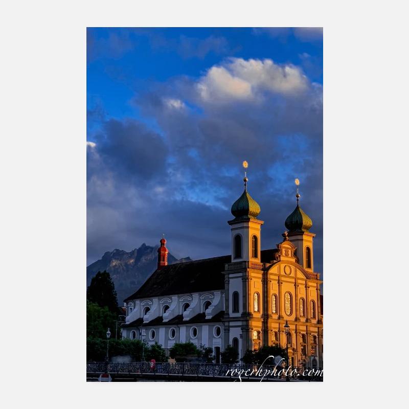 Église jésuite de Lucerne au coucher du soleil - Poster 20 x 30 cm - blanc