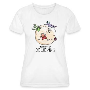 "Never Stop Believing" positiver Spruch mit Aliens - Frauen Funktions-T-Shirt - Weiß - Vorne - AI Model Female 172 dark (172cm)