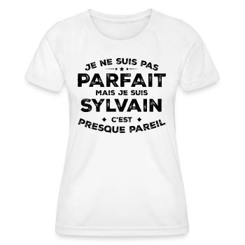 Sylvain Un Prénom, Une Attitude L’Humour Sylvain - T-shirt sport Femme - blanc - Devant - AI Model Female 172 dark (172cm)