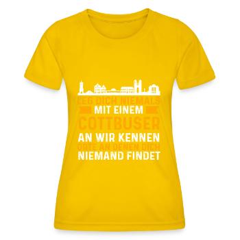 Leg Dich Niemals Mit Einem Cottbuser An - Frauen Funktions-T-Shirt - Eigelb - Vorne - AI Model Female 172 dark (172cm)