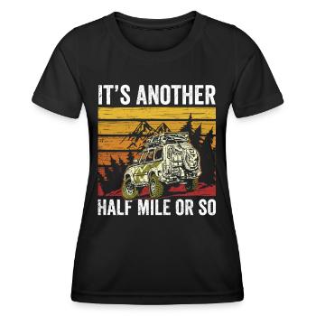 Es Ist Noch Eine Halbe Meile Oder So Wanderung - Frauen Funktions-T-Shirt - Schwarz - Vorne - AI Model Female 172 light (172cm)