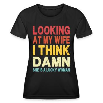 Wenn ich mir meine Frau anschaue, ist sie eine glückliche Frau - Lustig - Frauen Funktions-T-Shirt - Schwarz - Vorne - AI Model Female 172 light (172cm)