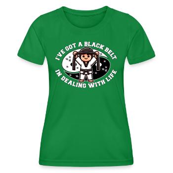 ICH HABE EINEN SCHWARZEN GÜRTEL IM UMGANG MIT DEM LEBEN - Frauen Funktions-T-Shirt - Kelly Green - Vorne - AI Model Female 172 dark (172cm)