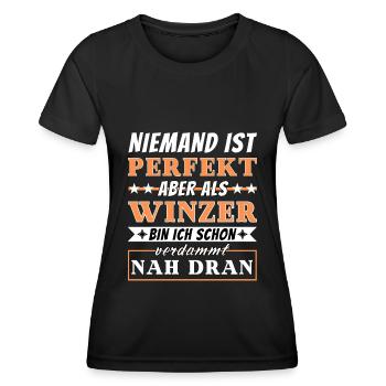Niemand ist Perfekt - Winzer sind nah dran - Frauen Funktions-T-Shirt - Schwarz - Vorne - AI Model Female 172 light (172cm)