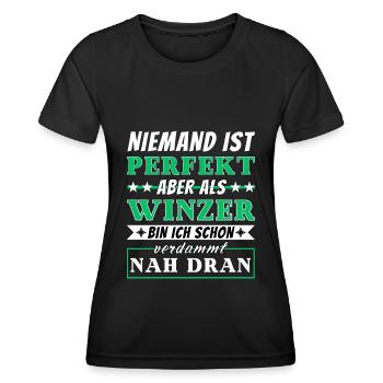Niemand ist Perfekt - Winzer sind nah dran - Frauen Funktions-T-Shirt - Schwarz - Vorne - AI Model Female 172 light (172cm)