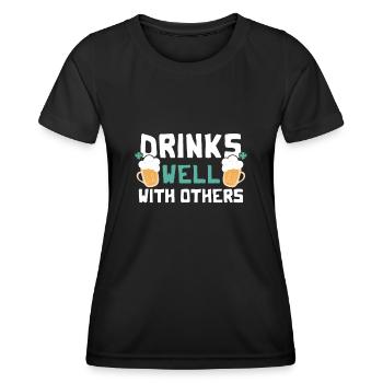 Drinks Well With Others Funny Beer St. Patrick's - Frauen Funktions-T-Shirt - Schwarz - Vorne - AI Model Female 172 light (172cm)