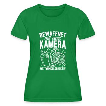 Bewaffnet mit einer KAMERA und WEITWINKELOBJEKTIV - Frauen Funktions-T-Shirt - Kelly Green - Vorne - AI Model Female 172 dark (172cm)
