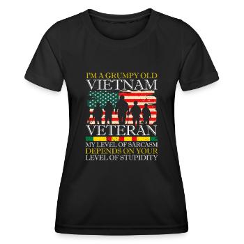 Ne sous-estimez jamais un vieil homme qui est aussi - T-shirt sport Femme - noir - Devant - AI Model Female 172 light (172cm)