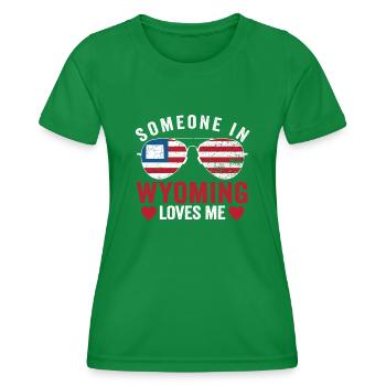 Jemand in Wyoming liebt mich - Frauen Funktions-T-Shirt - Kelly Green - Vorne - AI Model Female 172 dark (172cm)