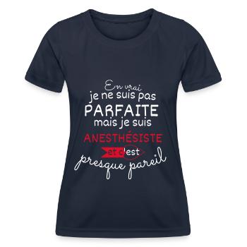 Pas parfaite mais Anesthésiste - T-shirt sport Femme - bleu marine - Devant - AI Model Female 172 light (172cm)