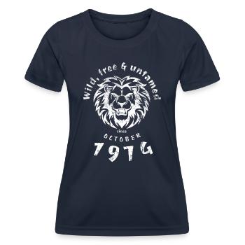 Sauvage, libre et indompté depuis 10/1974 - T-shirt sport Femme - bleu marine - Devant - AI Model Female 172 light (172cm)