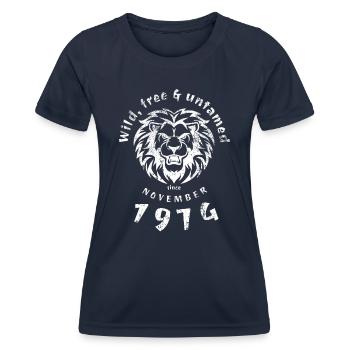 Sauvage, libre et indompté depuis 11/1974 - T-shirt sport Femme - bleu marine - Devant - AI Model Female 172 light (172cm)