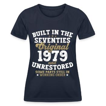 Built in the seventies 1979 44. Geburtstag Herren - Frauen Funktions-T-Shirt - Navy - Vorne - AI Model Female 172 light (172cm)